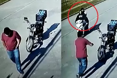 Video: un repartidor esperaba para entregar un pedido y fue asaltado por motochorros