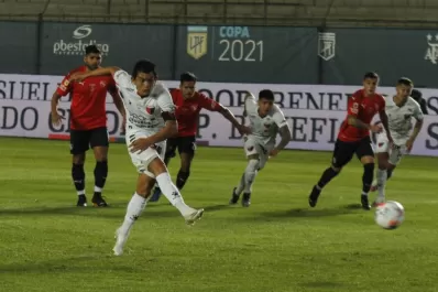 Copa de la Liga: la magia del “Pulguita” hace soñar a Colón