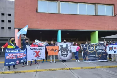 Dueños de canchas de fútbol y de gimnasios protestan ante el COE: necesitamos trabajar