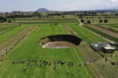 Un enorme hundimiento de tierra preocupa a ciudadanos del Estado mexicano de Puebla
