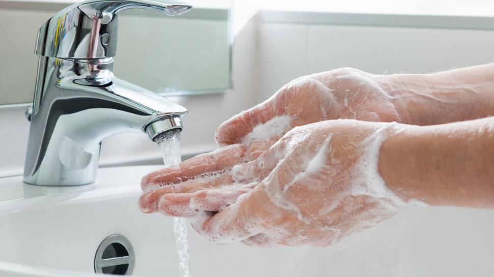 Nos lavamos más las manos, pero nos bañamos menos 