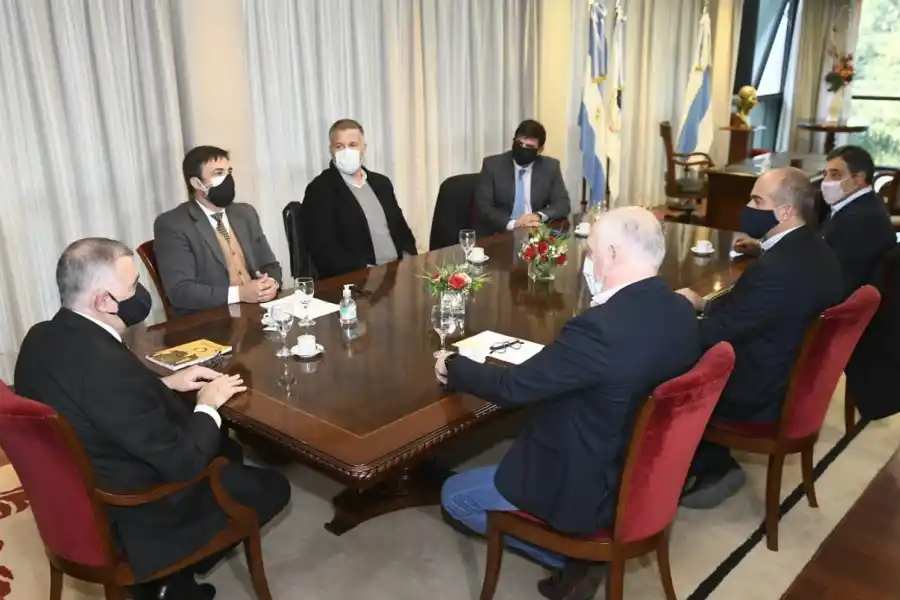 EN LA LEGISLATURA. El vicegobernador Jaldo, junto al legislador Ascárate y a ediles de Yerba Buena. Foto Prensa HLT