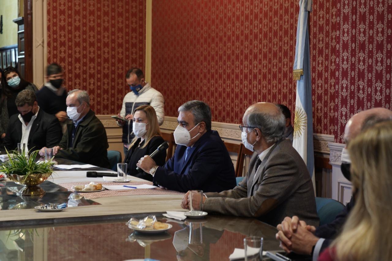 EN LA FET. Alfaro, en la reunión que definió la ayuda al sector gastronómico. Foto: Prensa SMT