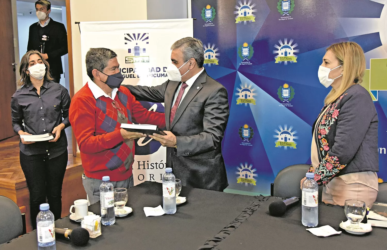 El intendente Alfaro entrega a Espinosa un ejemplar del libro. 