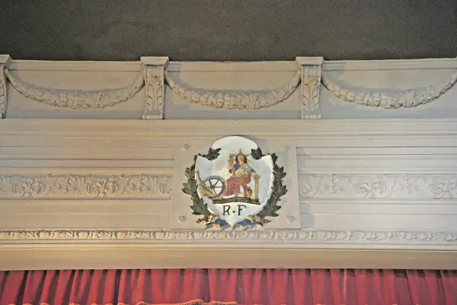 DETALLES. Azulejos, el diseño en stencil aparecido en un camerino y el escudo con la República Francesa. 