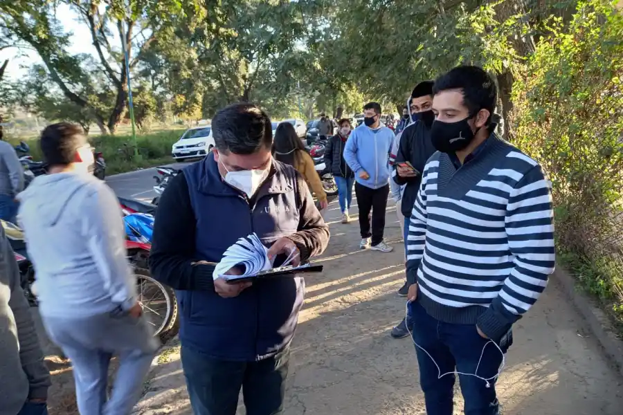 OPERATIVO. El gremio de Uthgra colaboró con el gobierno para la entrega del subsidio. Foto LA GACETA / ANALÍA JARAMILLO