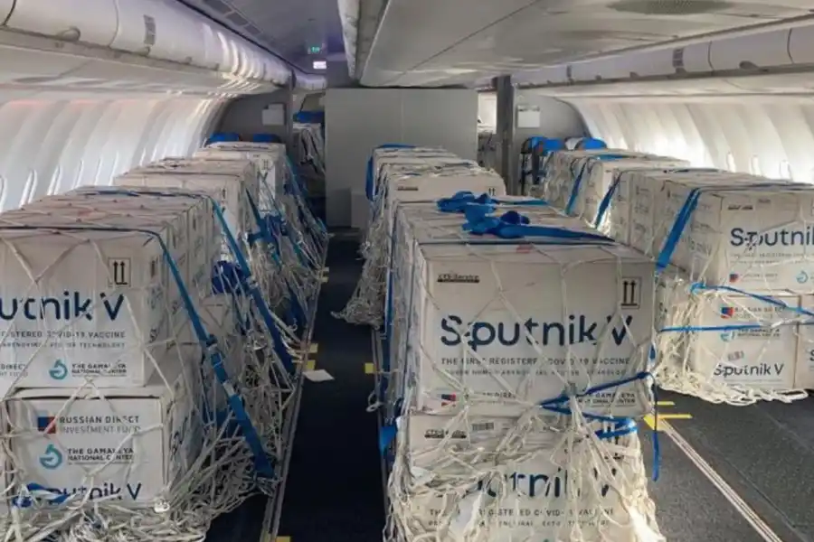 PLAN DE VACUNACIÓN. Los vuelos de Aerolíneas Argentinas ya trajeron millones de dosis de Sputnik al país. FOTO TOMADA DE TWITTER.COM/AEROLINEAS_AR
