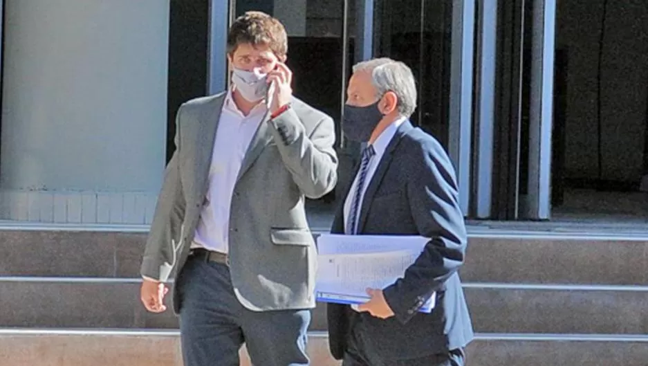 Daniel Alperovich, en los tribunales junto a su abogado defensor.