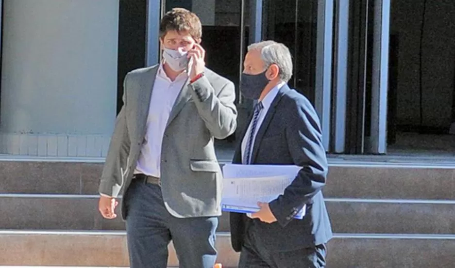 Daniel Alperovich, en los tribunales junto a su abogado defensor.