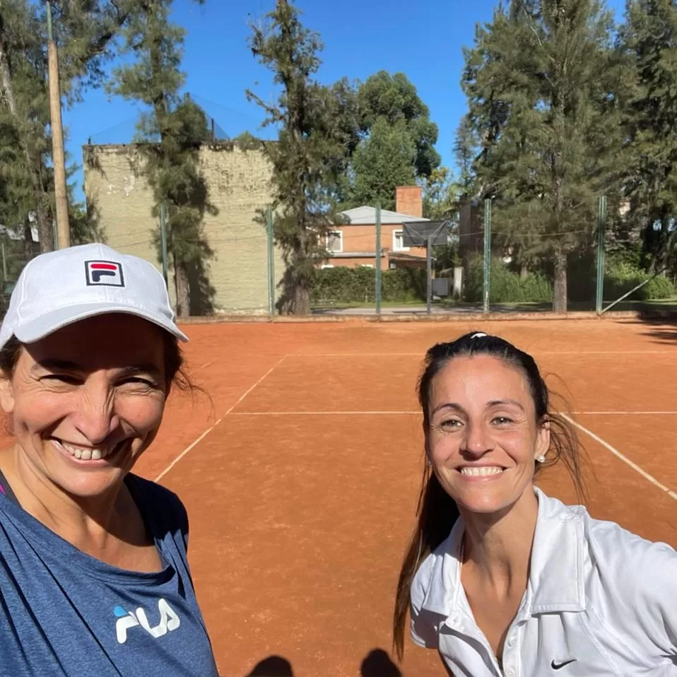 ACTIVAS. Paz (izquierda) y López están entrenando juntas. Además de jugar, hablan sobre el Departamento de Tenis Femenino. 
