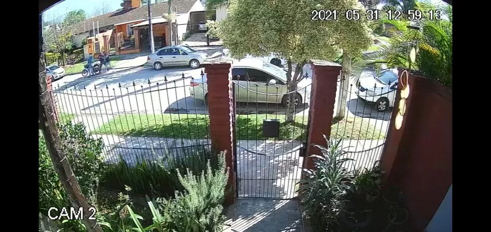 SECUENCIA DEL ATAQUE. La cámara de seguridad de un vecino captó el momento del asalto. 