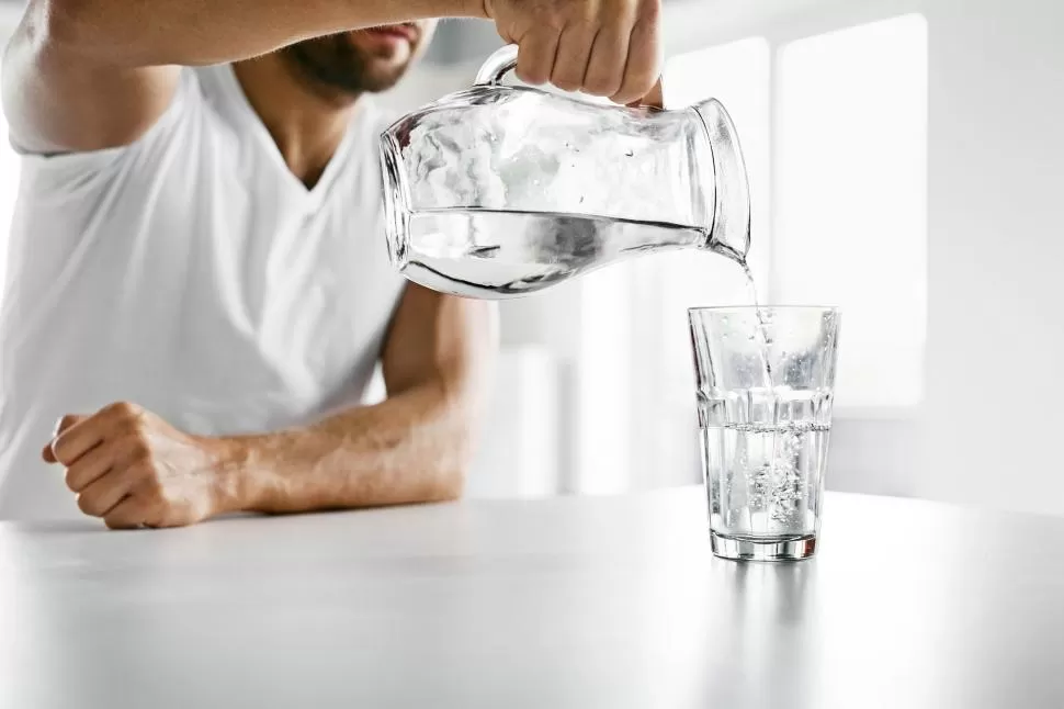 RECOMENDACIONES. Aunque el origen puede ser diverso, para prevenir cólicos se recomienda tomar mucha agua, incluso sin tener sensación de sed. 