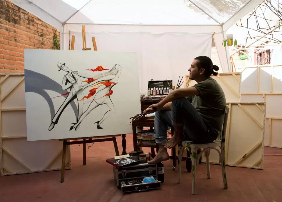 EN PROCESO. Mario Albarracín frente a una de sus obras, donde la pasión de una pareja es protagónica. FOTOS DE ATILIO orellana y MARIO ALBARRACÍN