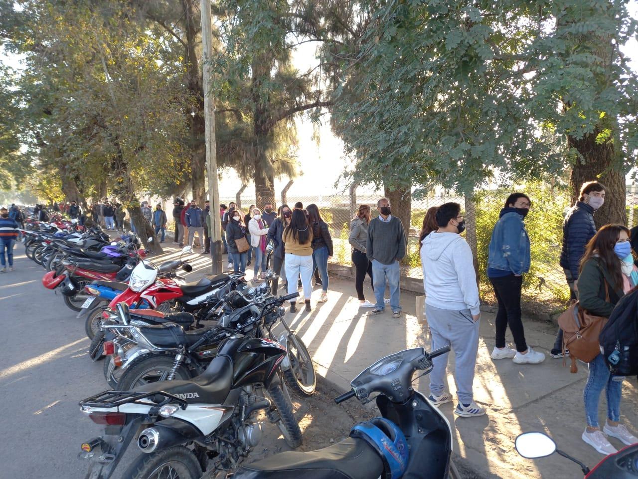 EXPECTATIVA. Trabajadores del sector gastronómico hacen fila en el Hipódromo para percibir el subsidio. Foto de LA GACETA / ANALÍA JARAMILLO