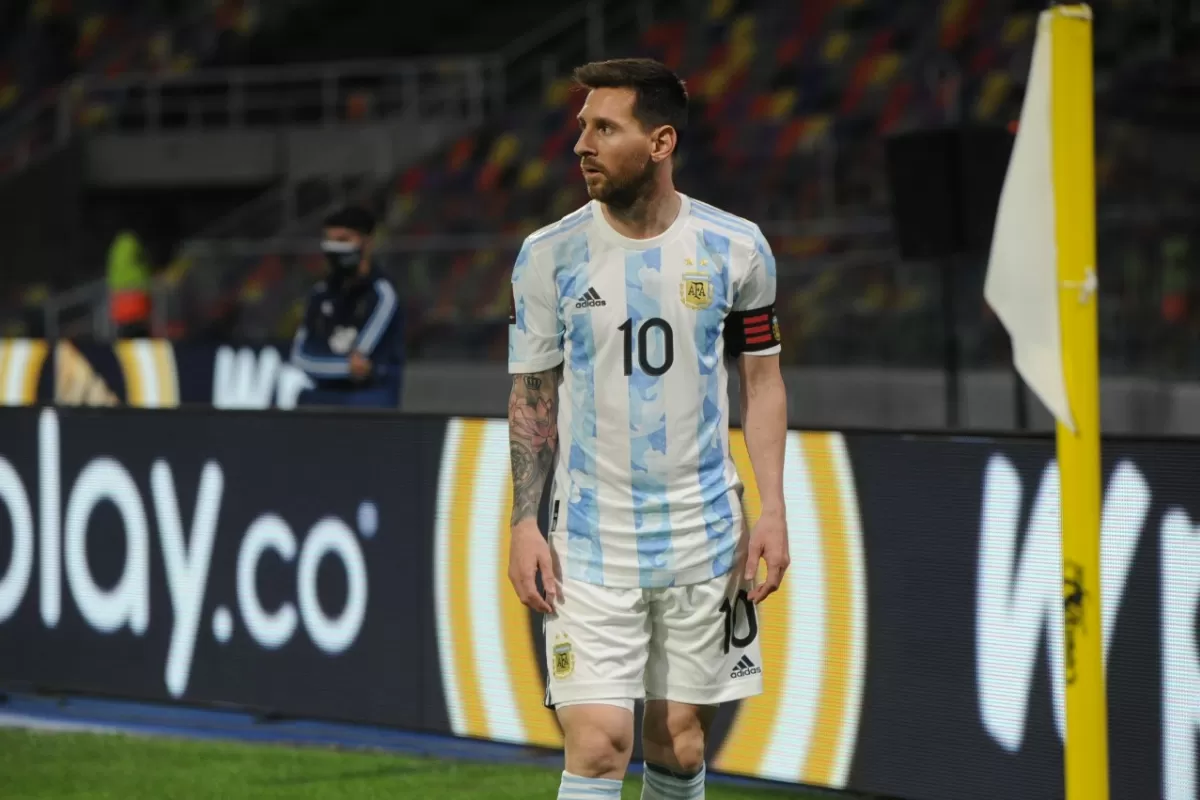 EL CAPITÁN. Messi, en el primer tiro de esquina que Argentina tuvo a su favor. LA GACETA/FOTO DE FRANCO VERA 