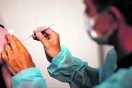 Chile ajustará la edad para recibir dosis de AstraZeneca mientras hace una investigación