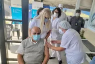 Manzur y su esposa recibieron la primera dosis de la vacuna contra el coronavirus