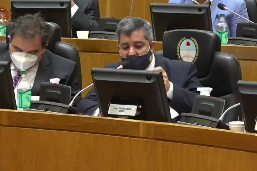 RÁUL FERRAZZANO. El legislador jaldista defendió el proyecto en el recinto. Captura de Video / YouTube de Legislatura de Tucumán