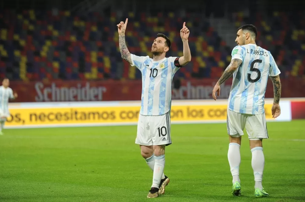 GOLEADOR. Messi celebró mirando al cielo después de poner en ventana al equipo argentino. LA GACETA/FOTO DE FRANCO VERA