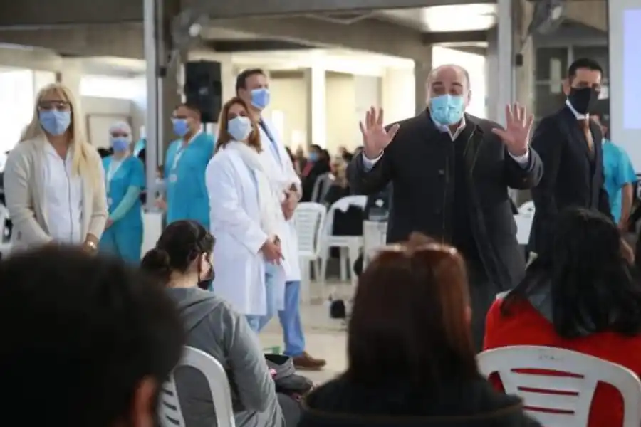 ANTE LOS VOLUNTARIOS. Manzur saluda a las personas que esperan para ser inoculadas. Foto Comunicación Pública