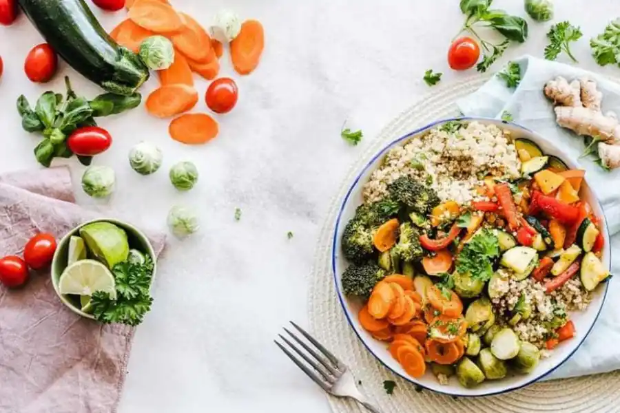  VARIEDAD. Los especialistas recomiendad agregar distintos vegetales, carnes y legumbres a los platos. Foto de archivo.