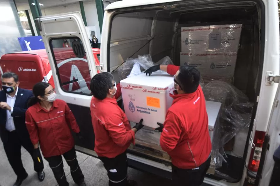 EN EL DEPÓSITO DEL SIPROSA. El mayor cargamento de vacunas desde que se inició el plan de inmunización en el país llegó ayer a la provincia. LA GACETA / FOTOS DE OSVALDO RIPOLL