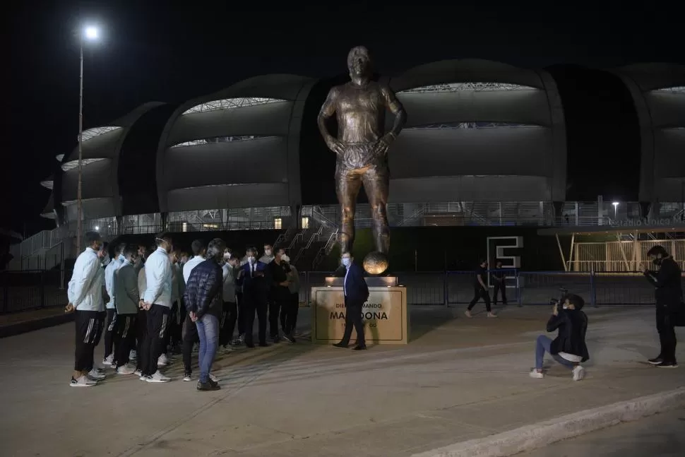 MARADONA ETERNO. Previo al partido, se inauguró una  estatua del “Diez”, con la presencia de jugadores, dirigentes y del gobernador santiagueño, Gerardo Zamora.  