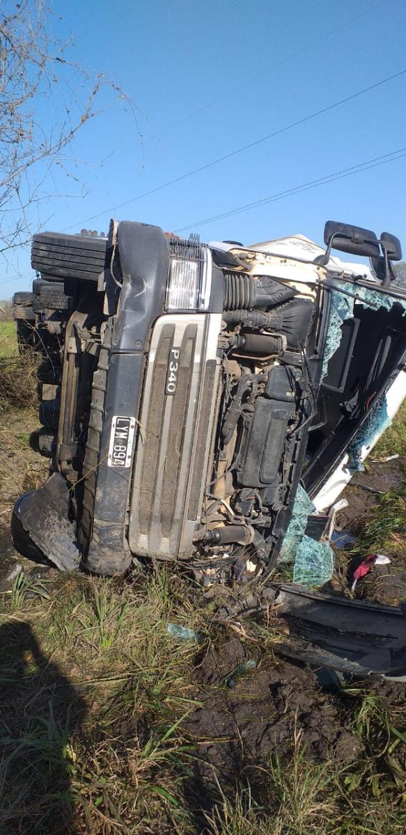 Un camión volcó en la autopista a Famaillá y el conductor quedó atrapado entre los hierros