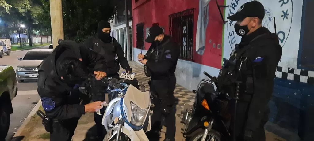 OPERATIVO. Los uniformados secuestran la motocicleta, tras intervenir en la reunión clandestina. Foto: Ministerio de Seguridad