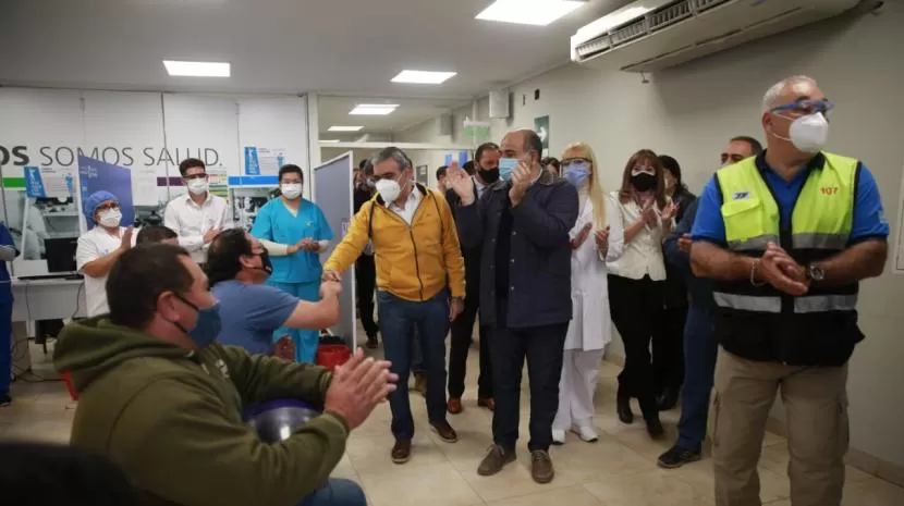 VACUNACIÓN. Juan Manzur y Germán Alfaro visitaron el nodo de vacunación contra el Covid-19 del Servicio de Emergencias 107. Foto Tomada de: comunicaciontucuman.gob.ar