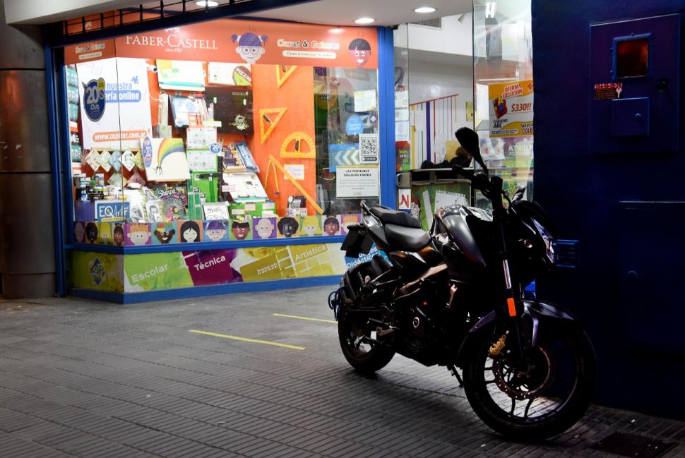 UNA INFRACCIÓN ULTIMO MODELO. La multa por estacionar en las aceras es más cara que el ahorro en guardería. Y se corre el riesgo de que “ese gran capital de dos ruedas” se pierda por robo. 