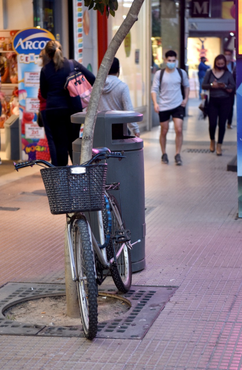 INFACCIÓN MODELO UNO. Bicicleta de mujer, nueva con candado. Se usa cuando hay paros de colectivos.