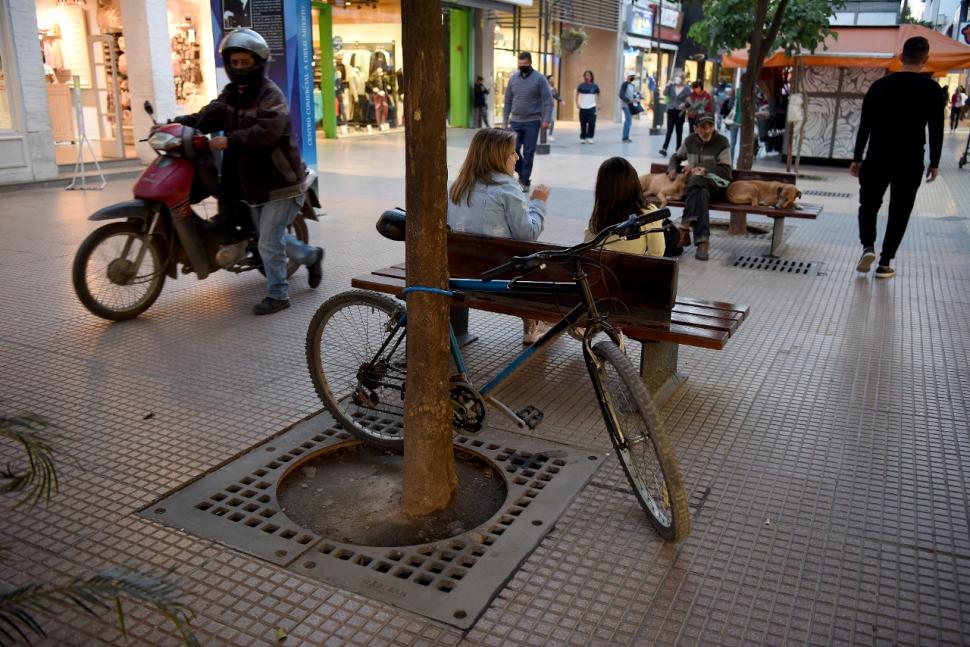 Postales de los excesos: es constante la falta de respeto a las normas y a los peatones