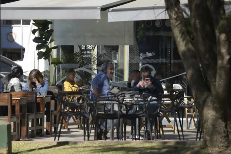  BARES Y RESTAURANTES. Podrán funcionar entre las 7 y las 22 a diario.