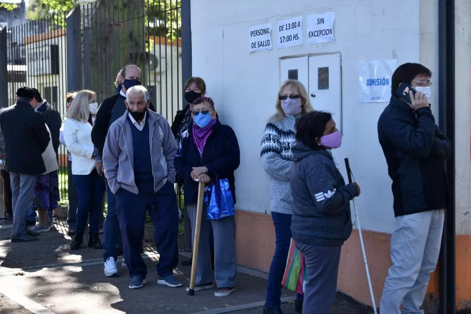EN FILA. La gente espera con paciencia su turno para vacunarse. ARCHIVO