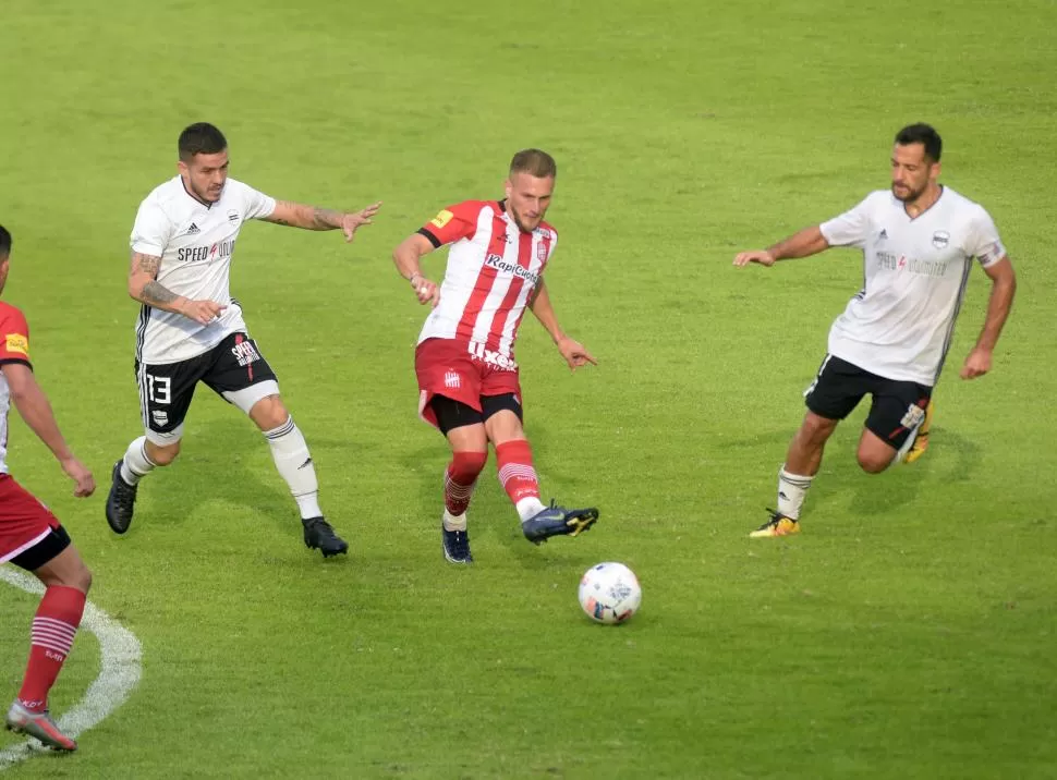 TRIUNFAZO. Con Riestra fue el último partido del “Santo”; pasarán 23 días para que vuelva a jugar. 