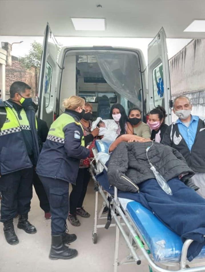 Dio a luz en un colectivo de Tucumán, con la ayuda de un oficial y una vecina