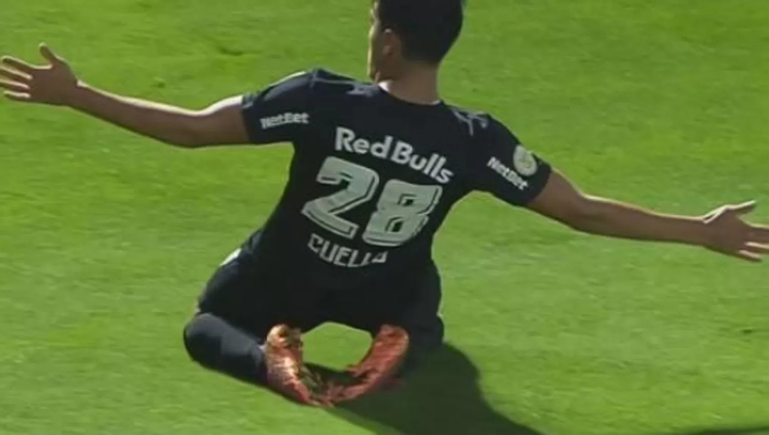 EL FESTEJO. El tucumano Cuello celebró con los brazos abiertos su segundo gol con la camiseta de Bragantino.
