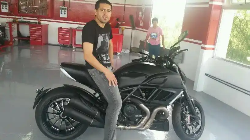 DISCORDIA. La foto de Riquelme en una Ducati generó malestar en Boca. La concesionaria tuvo que aclarar el episodio.