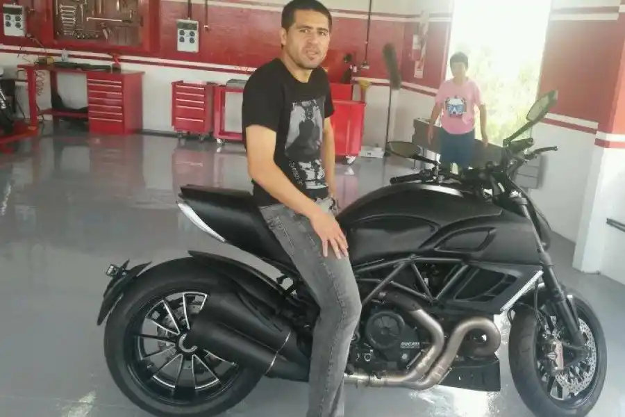 DISCORDIA. La foto de Riquelme en una Ducati generó malestar en Boca. La concesionaria tuvo que aclarar el episodio.