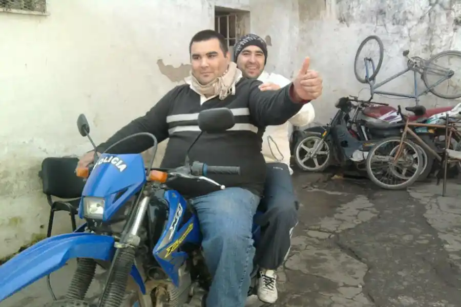 ARCHIVO. Cristian (adelante) y Fernando, en un móvil policial. LA GACETA