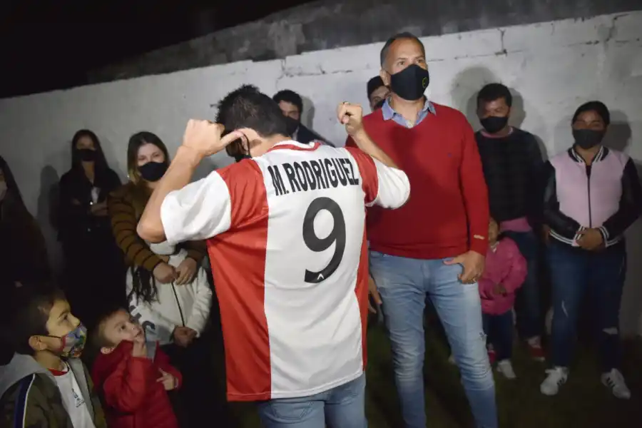 OBSEQUIO. De parte del presidente de Unión Simoca, Javier Molina, Rodríguez recibió una camiseta. Se escuchó el deseo de verlo defender esos colores. 