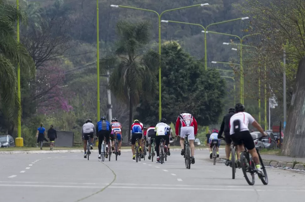 EN LA MIRA DE LAS AUTORIDADES. El intendente Campero indicó que se les secuestrarán las bicicletas a los bikers que no cumplan con las normas. la gaceta / foto de diego araoz (archivo) 
