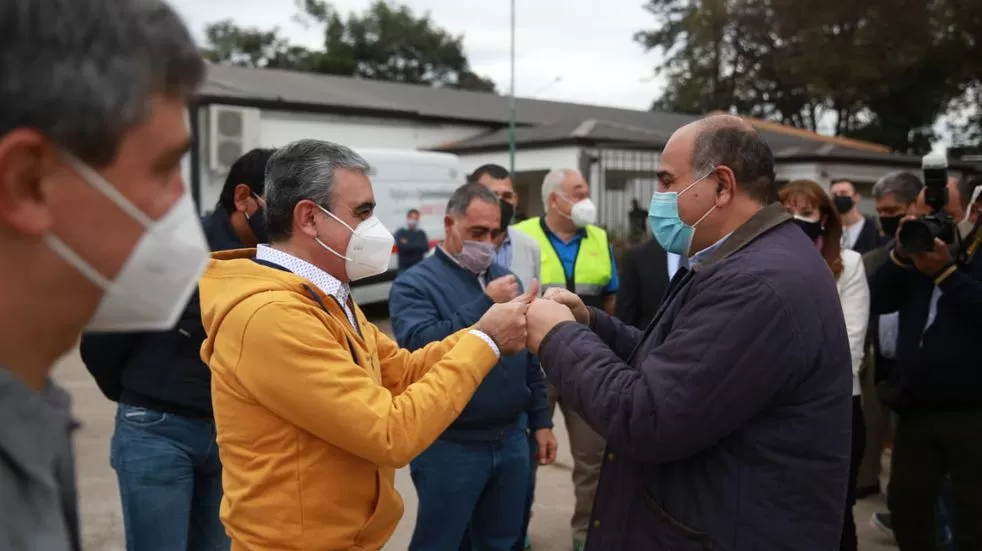 JUNTOS OTRA VEZ. Alfaro y Manzur se saludaron ayer en un centro de vacunación del Siprosa. secretario de estado de comunicacion publica  