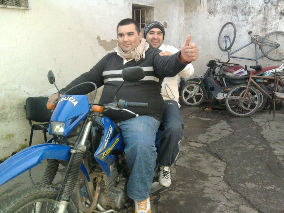 ARCHIVO. Cristian (adelante) y Fernando, en un móvil policial. LA GACETA