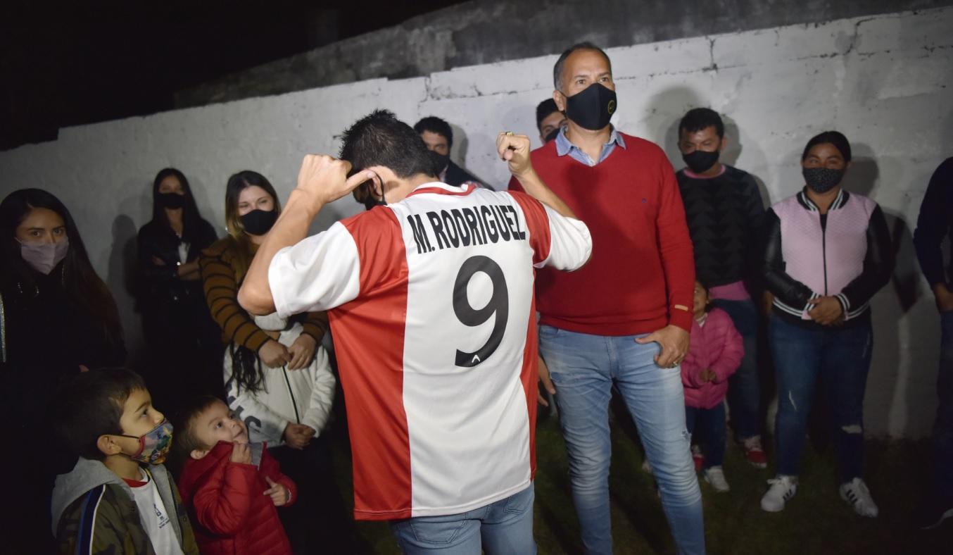 OBSEQUIO. De parte del presidente de Unión Simoca, Javier Molina, Rodríguez recibió una camiseta. Se escuchó el deseo de verlo defender esos colores. 