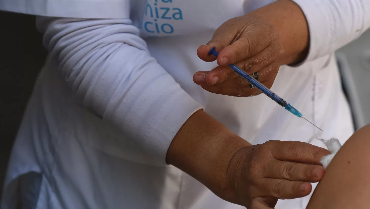 VACUNACIÓN. La campaña de inmunización contra la covid-19 comenzó una nueva etapa en Tucumán. ARCHIVO LA GACETA / FOTO DE JUAN PABLO SÁNCHEZ NOLI