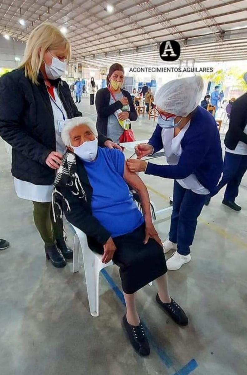 Covid-19: Rosaura Bustos tiene 108 años y entró caminando al vacunatorio de Aguilares