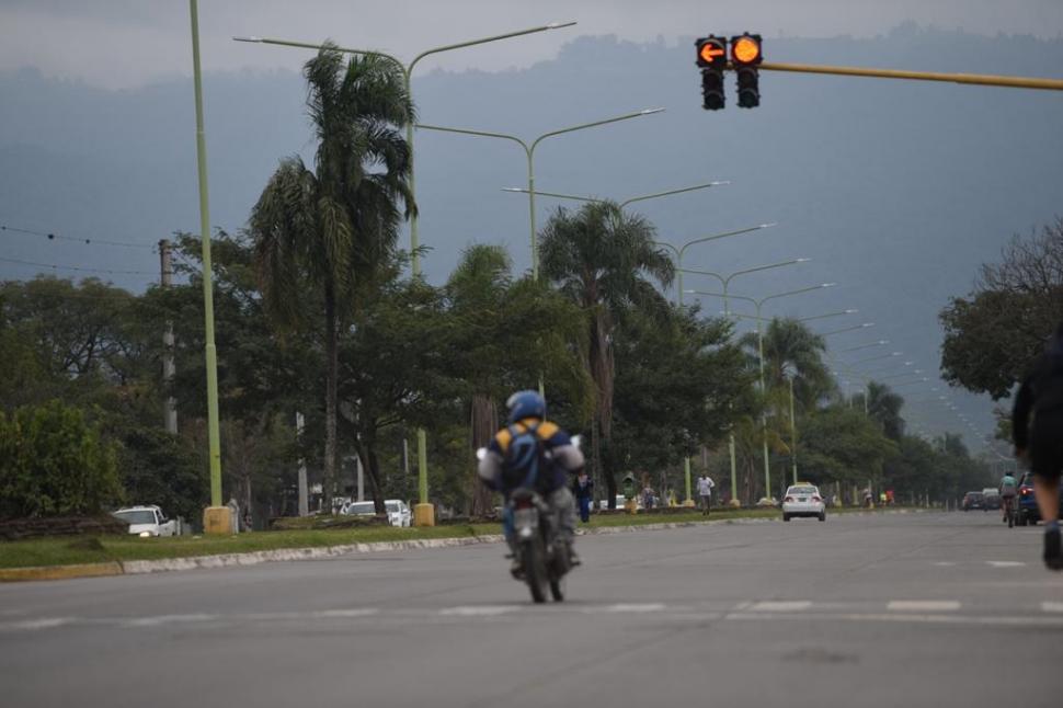 EN ROJO. Un motociclista avanza pese a la prohibición del semáforo. 