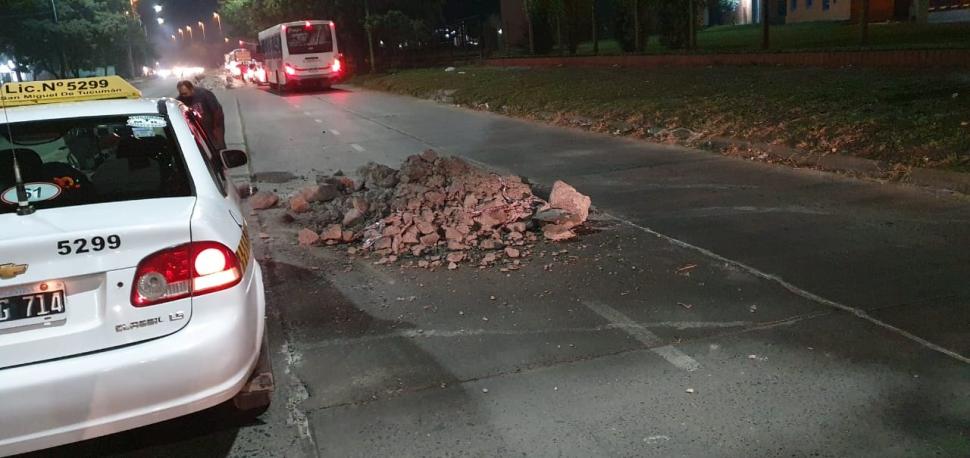 ESCASA ILUMINACIÓN. En Siria y Delfín Gallo, los escombros del paño de hormigón son una trampa en medio de la noche. Un motociclista que circulaba detrás de un taxi sufrió una caída el viernes al toparse de golpe con el montículo, que fue esquivado por el taxista, según denunció. 
